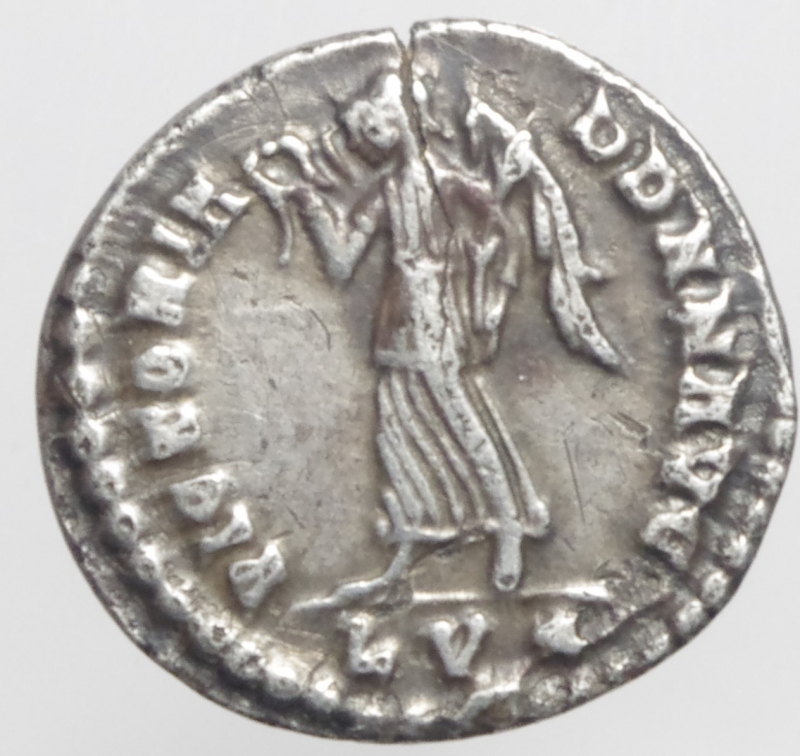 reverse: Impero Romano. Costanzo II. 337-361 d.C. Siliqua. AG. D/ DN CONSTANTIVS PF AVG. Busto diademato, drappeggiato e corazzato a destra. R/ VICTORIA DD NN AVG la Vittoria con corona avanza verso sinistra. LVG in esergo. Peso gr. 2,20. Diametro mm. 18.00.BB+