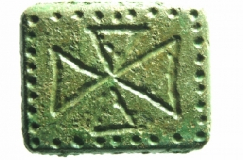 obverse: Bizantini. Peso in Ae rettangolare con Croce. Peso 55,60 gr. Diametro 3,00x 2,20 cm. Ottimo.