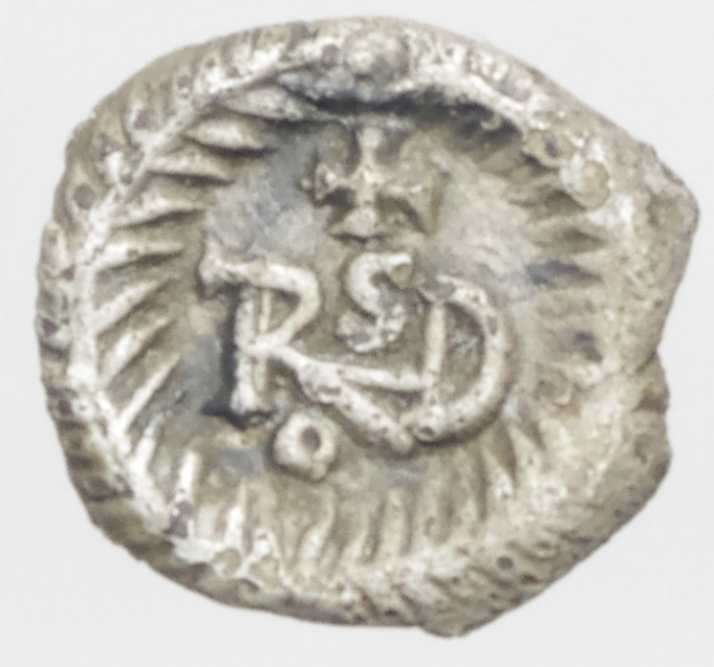 reverse: Barbari. Teodorico. 494-526 d.C. 1/4 di Siliqua a nome di Anastasio. D/ Busto verso destra. R/ Monogramma zecca di ravenna. Ran.251 p.82. Peso 0,70 gr. Diametro 11,42 mm. BB+ RRR.