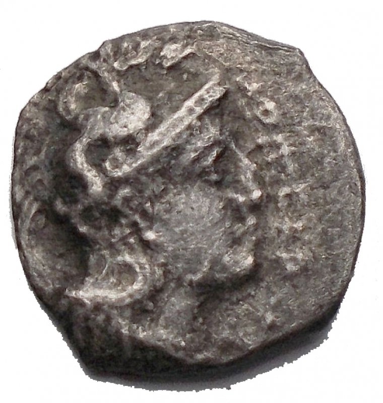 obverse: Mondo greco -Apulia, Arpi.AR Diobol, 325-275 BC.Obv. Head of Athena right, wearing Attic helmet decorated with hippocamp; before, AP CEPTI.Rev. Herakles right, holding club and fighting lion; above, traces of ethnic.HN Italy 637. SNG ANS 632.AR.g. 0.9mm. 12.00R.Rare.VF+.