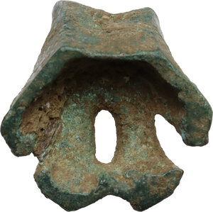 reverse: Bronze lion s paw.  Roman period, 1st-3rd century AD.  27 x 25 x 18 mm