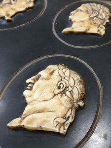 reverse: Cornice con ritratti di imperatori romani. 28x33 cm - 1,6 kg