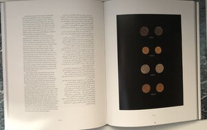 reverse: AA.VV. History of Currency in the state of Bahrain. Tela ed. con titolo in oro al dorso, sovraccoperta, pp. 174, ill. A colori. Nuovo