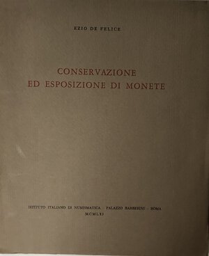obverse: De Felice E. Conservazione ed Esposizione di Monete. Roma 1961. Brossura ed. pp. 21, tavv. 19 in b/n. Buono stato.