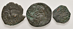 reverse: Italia meridionale. Epoca normanna. Lotto di tre monete. Mileto. Ruggero I gran conte (1085-1101). Trifollaro CU. Follaro (2) CU. Rare. Da MB a BB