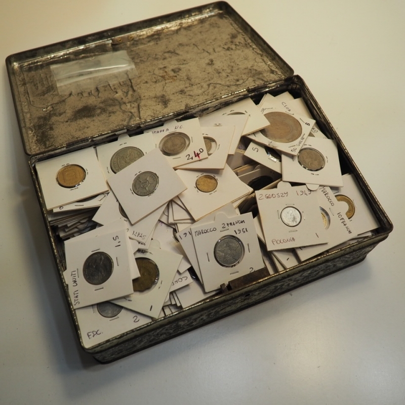 obverse: Monete Miste - Scatola in latta non recente contenente circa 240 monete tutte in cartoncino/obl da esaminare