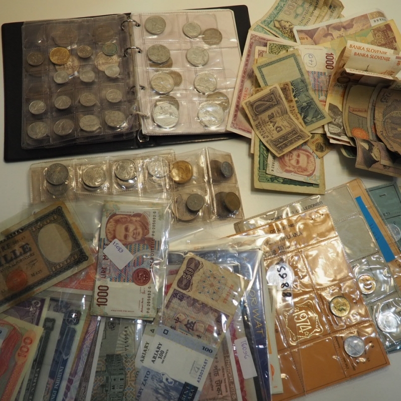 reverse: Lotto misto Banconote e Monete comprendente circa 60 Banconote,varie seriette private della repubblica,e un albumino con monete e medaglie varie da Esaminare