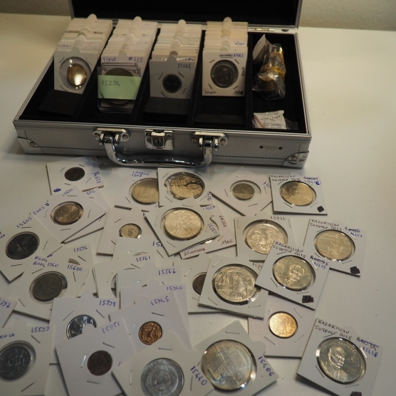 reverse: Mondo - Lotto di circa 250 monete varie estere ed italiane in Valigetta in ottime condizioni in alluminio atta a contenere cartoncini/obl da Esaminare