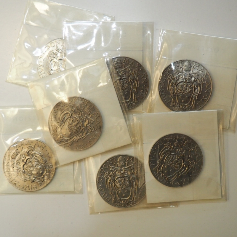 obverse: VATICANO - Lotto monete da 2 lire tutte date diverse,Pio XI 7 pezzi con Cartellini anni  60 da esaminare