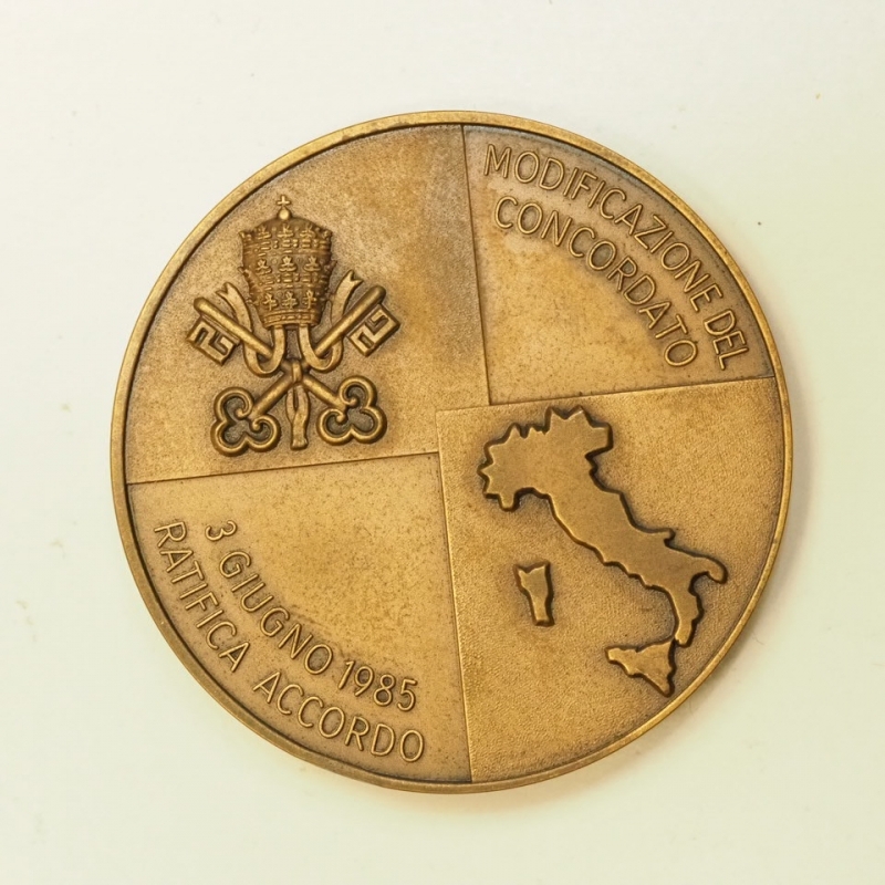 obverse: Medaglia Vaticana 1985 Coniata in occasione della modifica al concordato del 3 Giugno 1985 64grammi e 50 mm di diametro,bronzo