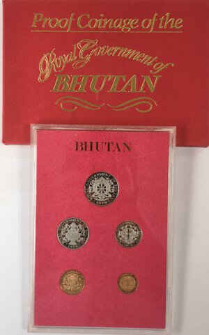 obverse: Bhutan. Serie Divisionale 1979. 5 Valori nominali. Senza Ag. In confezione originale.