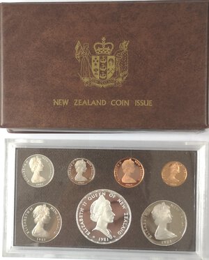 obverse: Nuova Zelanda. Serie Divisionale 1981. 7 valori nominali. Dollaro in Ag. In confezione originale e certificato allegato. 