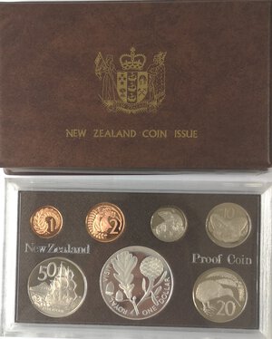 reverse: Nuova Zelanda. Serie Divisionale 1981. 7 valori nominali. Dollaro in Ag. In confezione originale e certificato allegato. 