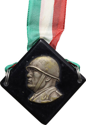 obverse: Benito Mussolini (1883-1945).. Placca a sbalzo su bachelite s.d