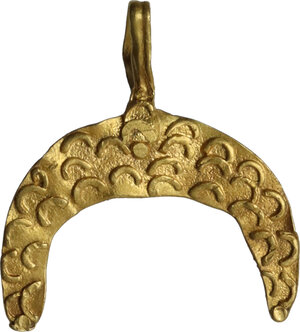 obverse: Gold pendant in the shape of a crescent moon, one side ornamented. Balkanic. 17x18 mm with the original loop