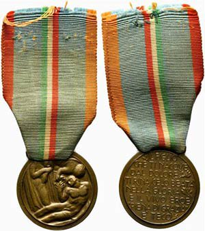 obverse: SAVOIA. Vittorio Emanuele III (1900-1943). Medaglia per le madri dei caduti. AE 32,6 mm. Con raro nastrino coevo. SPL