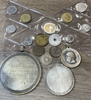 reverse: Lotto di monete, medaglie e gettoni (incluse 50 lire 1991 con rombo e 100 lire 1991 cifre chiuse).