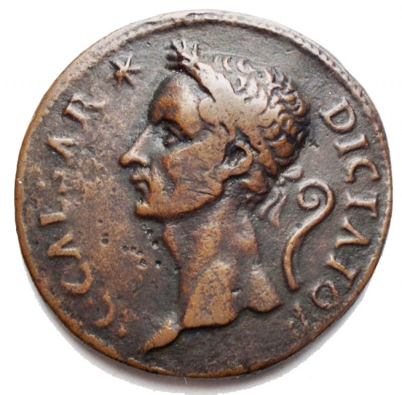 obverse: Julius Caesar. Medal celebrating the character to the type of Giovanni da Cavino. Ae 17.7 g. Ø 34.67 mm. d / C CAESAR DICTATOR Graduated head left. behind, simpulum. r / VENI / VIDI / VICI within the crown. Terminate p. 116, 1. Green brown patina. VF + / VF