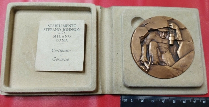 obverse: 1996 - Cinquantenario Galleria Sempione 1956. Bronzo: 60 mm. Con cofanetto e Certificato numerato. Perfetta.