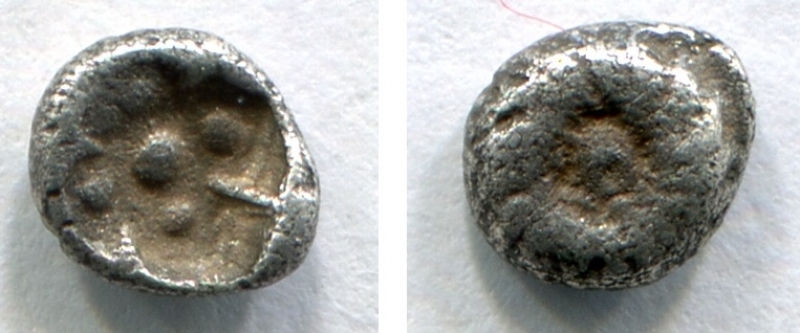 obverse: Ionia, zecca incerta (530-480 a.C.), AR 1/96 Statere (4 mm - 011 gr). D.\: rosetta floreale con punto centrale. R.\: Incuso con 5 punti.  BB. R2. Note, moneta piccolissima, forse una delle piu  piccole mai catalogate.



Ionia, zecca incerta (530-480 a.C.), AR 1/96 Statere (4 mm - 011 gr). D.\: rosetta floreale con punto centrale. R.\: Incuso con 5 punti.  BB. R2. Note, moneta piccolissima, forse una delle piu  piccole mai catalogate.


