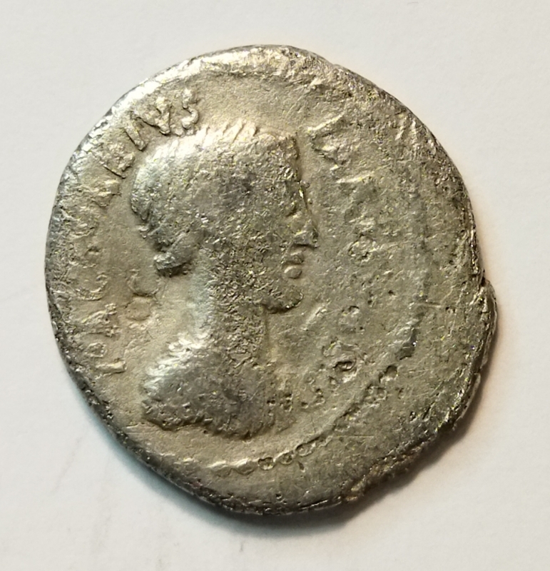 obverse: gens Accoleia (43 a.C.), Roma. AR denarius (3,41 gr.). D.\: P ACCOLEIUS LARISCOLVS; R.\: Statua a triplo culto di Diane Nemorensis. BMC 4211. MB. NC.