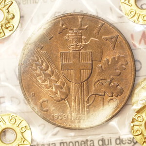 reverse: REGNO D ITALIA – VITT.EM.III – 10 CENTESIMI 1939 I TIPO – FDC ROSSO – PERIZIATO