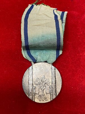 reverse: VENTENNIO FASCISTA. Vittorio Emanuele III (1900-1943). Medaglia d onore per le madri di famiglie numerose, nastrino originale con 6 fiocchi. SPL