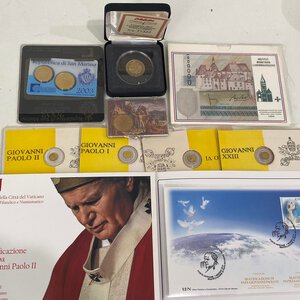 obverse: VARIE. Lotto di monete, francobolli, souvenir. (Vaticano, San Marino, Italia, Lussemburgo, Stati Uniti).
