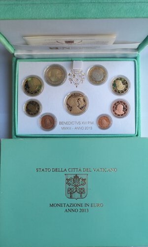 obverse: Vaticano. Benedetto XVI. 2005-2013. Serie divisionale 2013. 9 Monete Fondo Specchio in elegante astuccio con 50 euro in oro. 