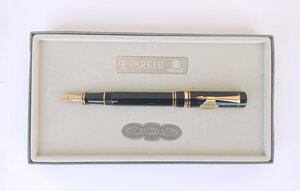 obverse: Penne. Penna Stilografica. Parker Duofold Centennial. Fusto in resina nera, dettagli finitura in metallo dorato, pennino oro 14kt. Refil da sostituire. 