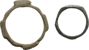 obverse: Lot of 2 bronze rings with geometric patterns.  Balkanic.  Inner diameters: 13 mm and 19 mm