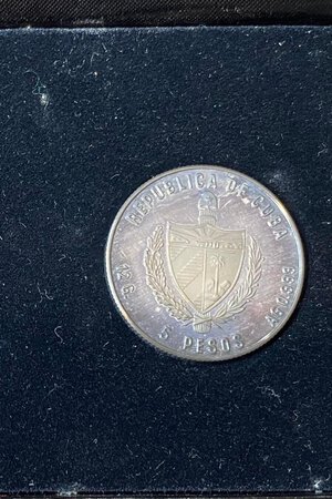 reverse: CUBA. Lotto di 2 monete da 5 Pesos 1985 FAO in scatola originale. AG. FDC. 