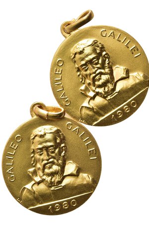obverse: PERSONAGGI. Galileo Galilei. Coppia di medaglie pubblicitarie 10 anni Kraft. AE dorato (6,07 g). FDC