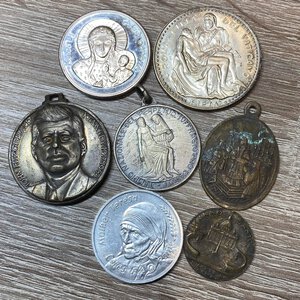 reverse: MEDAGLIE. Lotto di 7 medaglie e gettoni (Giovanni Paolo II, Giovanni XXIII, Pio XI, religiose, Fao…). BB-FDC