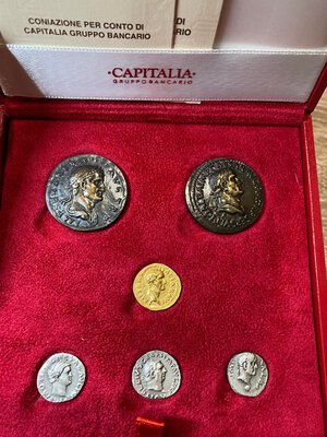 obverse: RIPRODUZIONI. Cofanetto Capitalia con riproduzioni di monete romane. Aureo di Galba Au 0,917 (7 g) - 3 Denari in AG di Galba, Otone, Vitellio (ca. 4 g cad.) - 2 sesterzi di Galba AE. FDC