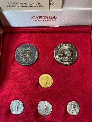 reverse: RIPRODUZIONI. Cofanetto Capitalia con riproduzioni di monete romane. Aureo di Galba Au 0,917 (7 g) - 3 Denari in AG di Galba, Otone, Vitellio (ca. 4 g cad.) - 2 sesterzi di Galba AE. FDC