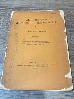 obverse: GAEBLER H. - Fälschungen makedonischer Münzen II. Berlin, 1935. Pagine staccate, copertina non integra. Pp. 14, 3 tav. ill. b/n. raro. 
