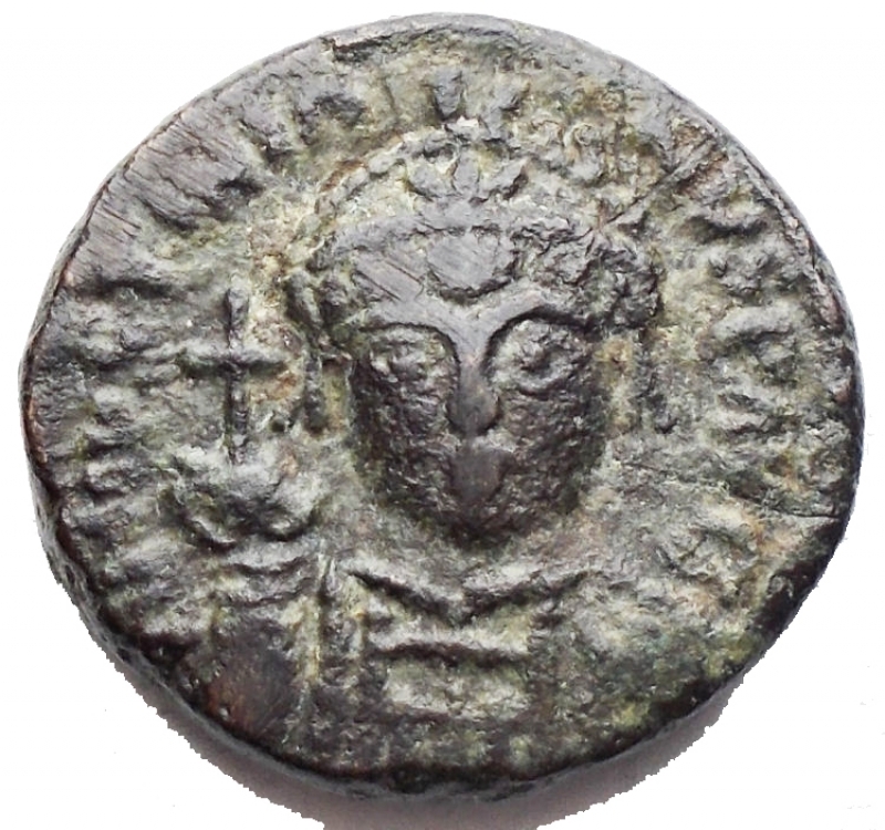 obverse: Impero Bizantino - Justinian I the Great (AD 527-565). Æ decanummus (5.2 gm. 17,8 mm). Rome, AD 547-549. Helmeted and cuirassed bust of Justinian facing, holding globus cruciger / Large I; stars to left and right. Sear 308. DOC 331. MIBE 228. Rare. Green blac patina. good Very Fine - Nearly Extremely Fine.