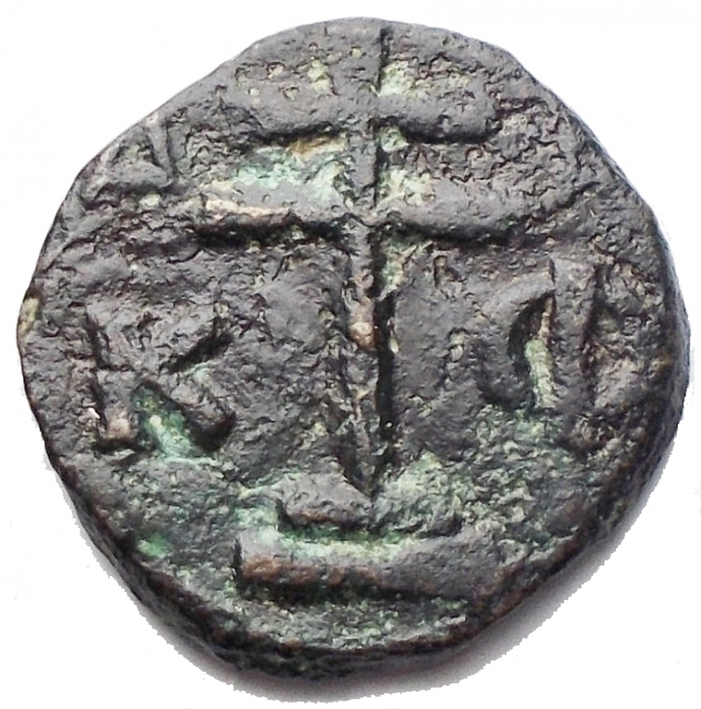 obverse: Impero Bizantino - Alexius I Comnenus. 1081-1118. Æ Half Tetarteron (14,23 mm. 1,43 g). Uncertain mint (in Greece?). Struck 1092-1118. Patriarchal cross; A-A across upper field, K-Φ across lower / Crowned facing bust of Alexius, holding scepter and globus cruciger. DOC 45. Good VF. Green dark patina.