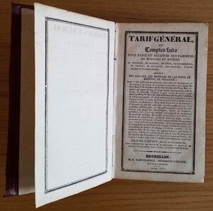 obverse: AA.VV. Tarif General ou Comptes Faits pour faire et recevoir des paiemens en monnaies et especes. Bruxelles 1836. Cartonato, pp. 275, ill. in b/n. Buono stato.