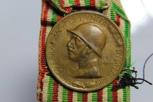 reverse: MEDAGLIA VITTORIO EMANUELE III WORLD WAR I 1915-1918 CONIATA NEL BRONZO NEMICO AE NASTRINO COEVO CON 3 STELLE