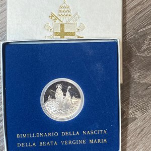 obverse: VATICANO. Giovanni Paolo II (1978-2005) 500 Lire 1984. Bimillenario della nascita della Beata Vergine Maria. Ag. In scatola originale. Gig. 348   FDC