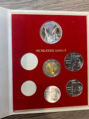 obverse: VATICANO. Giovanni Paolo II (1978-2005) Cartoncino con 1000 Lire 1983/ V. Ag. In cartoncino originale. (mancano monete da 200 lire e da 20 lire) FDC