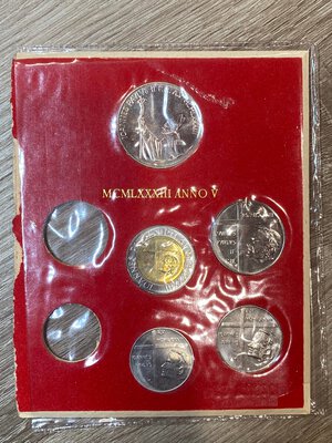 obverse: VATICANO. Giovanni Paolo II (1978-2005) Cartoncino con 1000 Lire 1983/ V. Ag. In cartoncino originale. (mancano monete da 200 lire e da 20 lire) FDC