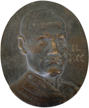 obverse: Benito Mussolini (1883-1945).. Placca ovale 17x14 cm con il profilo del Duce e motto sul busto
