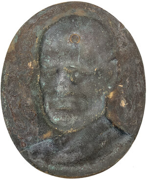 reverse: Benito Mussolini (1883-1945).. Placca ovale 17x14 cm con il profilo del Duce e motto sul busto