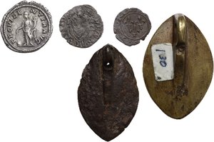 reverse: Interessante lotto di tre (3) monete e due (2) sigilli