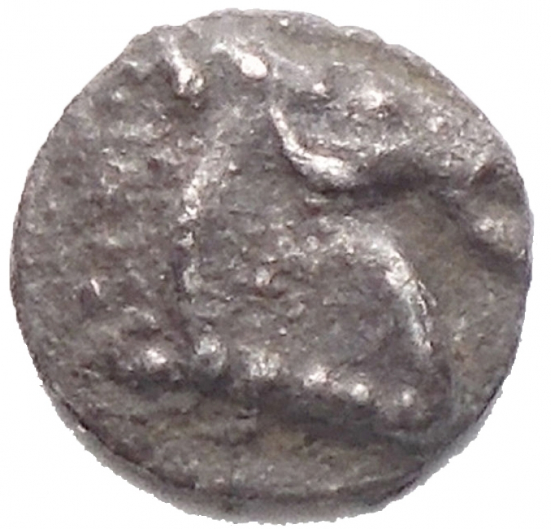 obverse: Mondo Greco - AEOLIS. Kyme. Ca 480-450 aC. Tetartemorion AR. 6.6 mm, 0.21 g. d/ Testa di cavallo a sn r/ Quadripartito incuso. qBB. Intonso. Patina