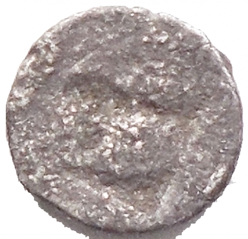 reverse: Mondo Greco - AEOLIS. Kyme. Ca 480-450 aC. Tetartemorion AR. 6.6 mm, 0.21 g. d/ Testa di cavallo a sn r/ Quadripartito incuso. qBB. Intonso. Patina