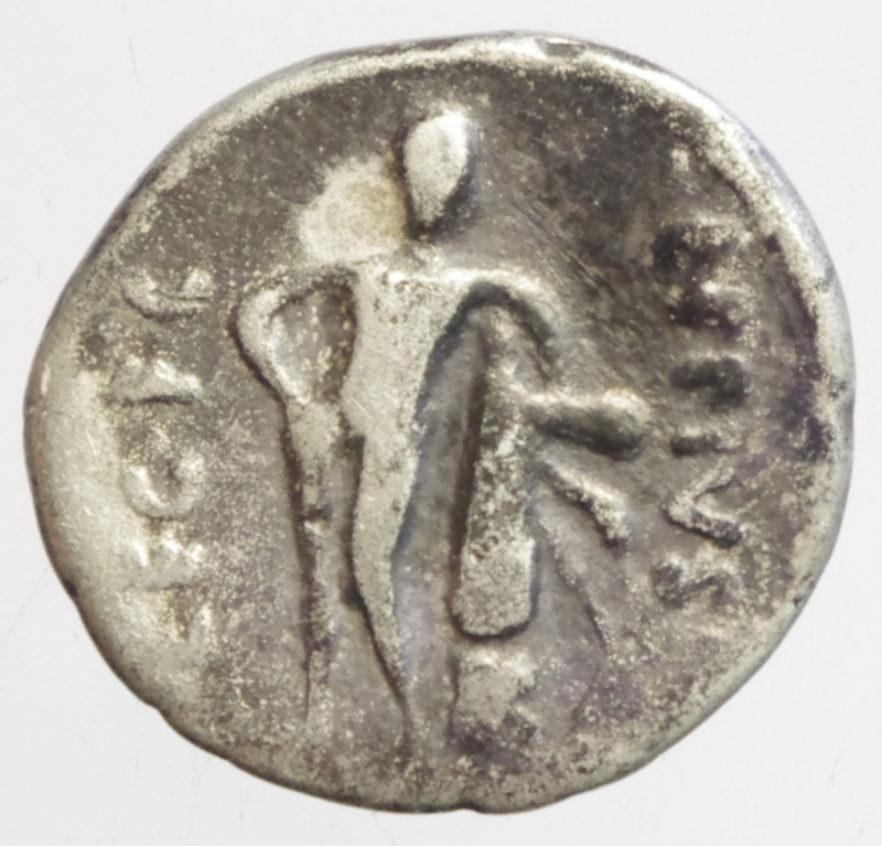 reverse: Repubblica Romana. Gens Caecilia. Q. Caecilius Metellus Scipio e Eppius. 47-46 a.C. Denario. Ag. Africa. D\ Testa dellAfrica con copricapo in pelle di elefante a destra, davanti spiga e Q METE[LL]; dietro [SC]IPIO IMP; sotto aratro. R\ Ercole stante in posizione frontale, si appoggia alla clava; a destra EPPIVS; a sinistra LEG F [C]. Crawford 461/1; Caecilia 50, Eppia 1; Sydenham 1051. Peso 3,85 gr. Diametro mm. 19,00. qBB.
Questo interessante denario venne coniato in Africa, durante la guerra civile, da Q. Caecilius Metellus Pius Scipio Nasica. Il generale, poco prima della Battaglia di Tapso nella quale venne sconfitto dallesercito di Giulio Cesare, fece battere argento per pagare le proprie truppe. Nel dritto del pezzo si fa riferimento allAfrica ed alla sua fertilit (la spiga e laratro); nel rovescio  raffigurato Ercole Vincitore in funzione apotropaica, ed  citato il personaggio che dispens il metallo: Eppius, definito LEG(atus) F(isci) C(astrensis), ossia delegato alle finanze del campo militare